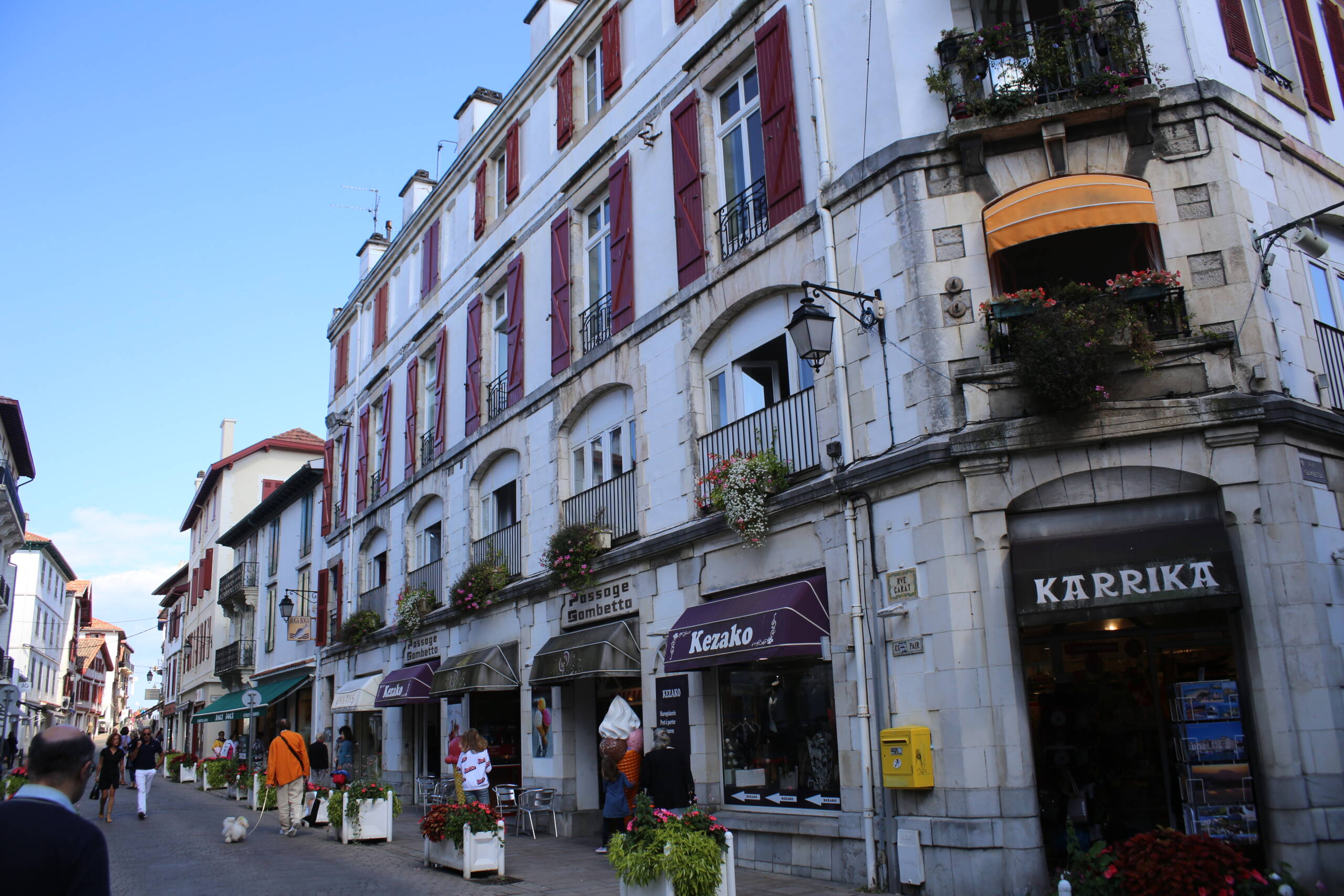 The rue Gambetta at the rue Garat corner in Saint-Jean-de-Luz, with the Karrika shopfront under the arcade
